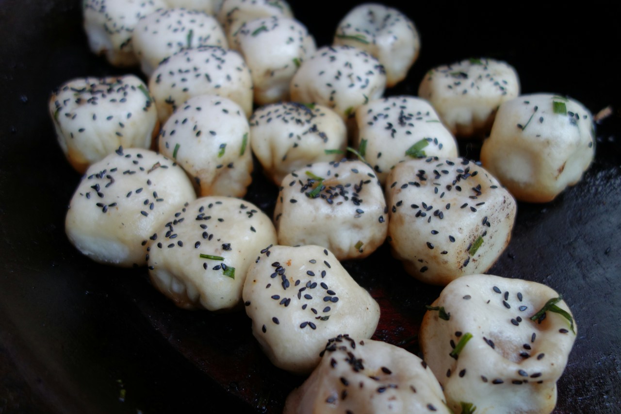 Pan-fried buns with sesame and spring onion